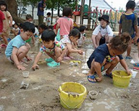 年少・２歳児べに組合同「どろんこ遊び」